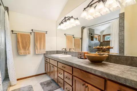 Bath - 17027 Pasadena Rd, Bend, OR 97707 photo 2 of 4
