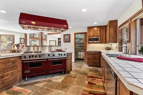 Kitchen - 17027 Pasadena Rd, Bend, OR 97707 photo 3 of 7