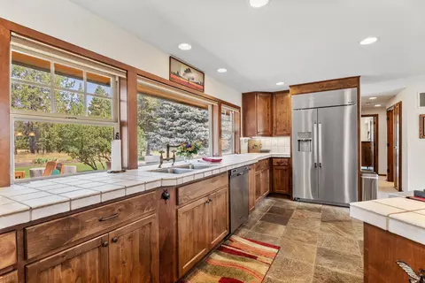 Kitchen - 17027 Pasadena Rd, Bend, OR 97707 photo 4 of 7