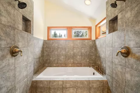 Bath - 17027 Pasadena Rd, Bend, OR 97707 photo 4 of 4