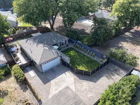 2125 Happy Valley Dr, Medford, OR 97501