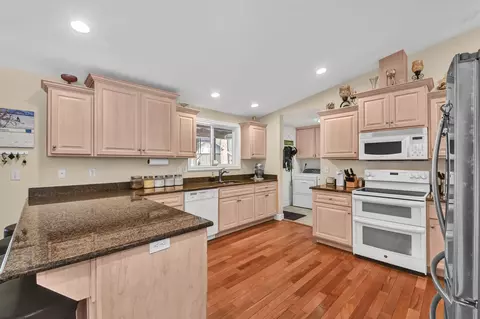 Kitchen - 14840 Laurel Rd, La Pine, OR 97739 photo 1 of 2