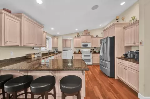 Kitchen - 14840 Laurel Rd, La Pine, OR 97739 photo 2 of 2