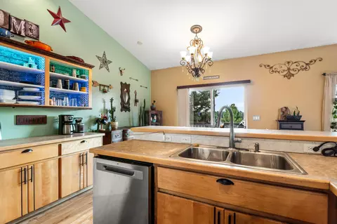 Kitchen - 20757 Crestview Ct, Bend, OR 97701 photo 2 of 3