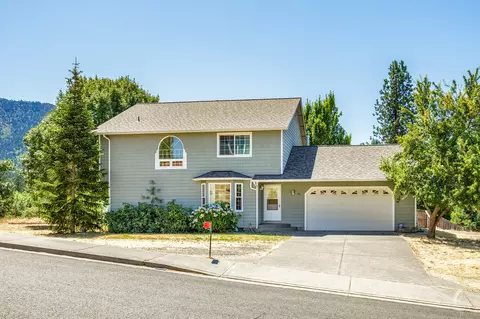 161 Robertson Ln, Grants Pass, OR 97527