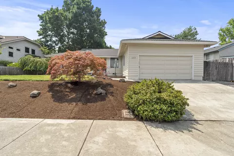 3212 Larue Dr, Medford, OR 97504
