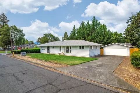 754 NE 12th St, Grants Pass, OR 97526