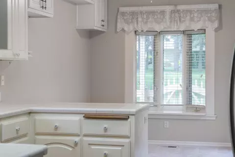 Kitchen - 60836 Willow Creek Loop, Bend, OR 97702 photo 3 of 4