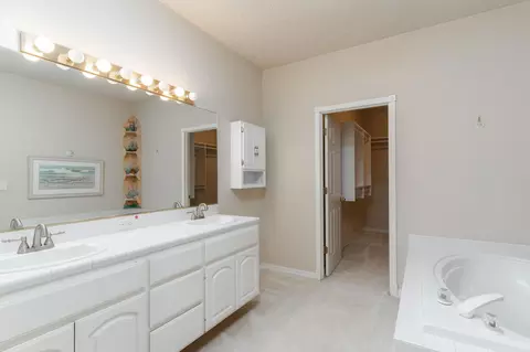 Bath - 60836 Willow Creek Loop, Bend, OR 97702 photo 2 of 6