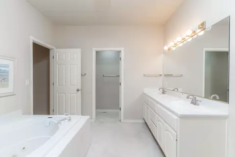 Bath - 60836 Willow Creek Loop, Bend, OR 97702 photo 3 of 6