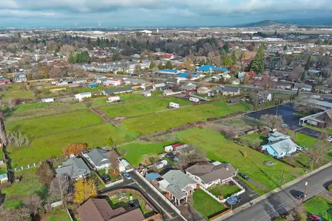 2573 Merriman Rd #3300, Medford, OR 97501