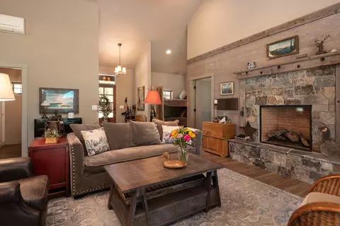 Living - 55190 Forest Ln, Bend, OR 97707 photo 2 of 4
