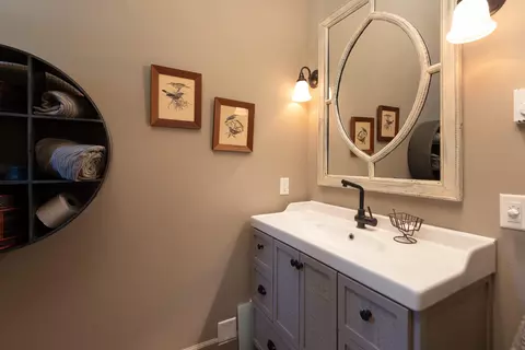 Bath - 55190 Forest Ln, Bend, OR 97707 photo 3 of 3
