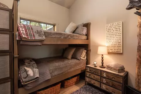 Bedroom - 55190 Forest Ln, Bend, OR 97707 photo 1 of 5