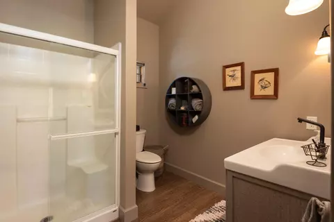 Bath - 55190 Forest Ln, Bend, OR 97707 photo 2 of 3