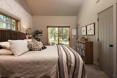 Bedroom - 55190 Forest Ln, Bend, OR 97707 photo 4 of 5