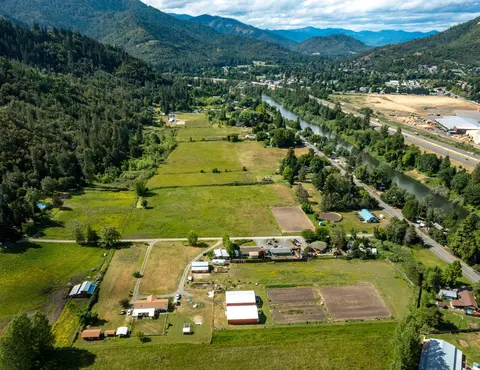 4997 Rogue River Hwy, Gold Hill, OR 97525