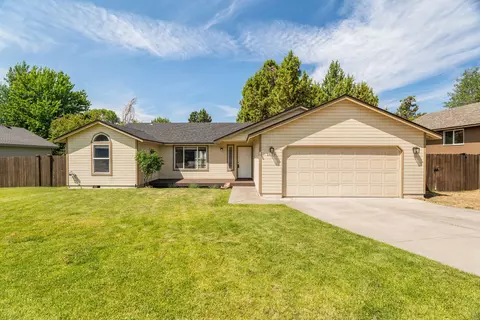 2529 NE Moonlight Dr, Bend, OR 97701