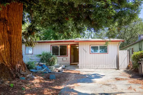 1006 SW Isham St, Grants Pass, OR 97526