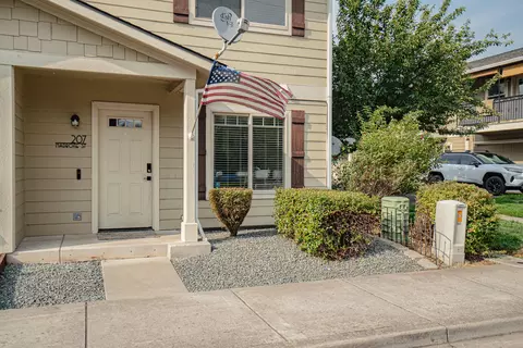 207 Madrone St, Rogue River, OR 97537