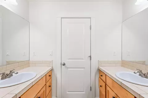 Bath - 922 E Timber Pine Dr, Sisters, OR 97759 photo 3 of 4