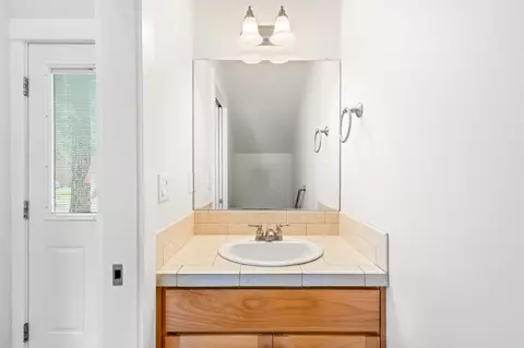 Bath - 922 E Timber Pine Dr, Sisters, OR 97759 photo 4 of 4
