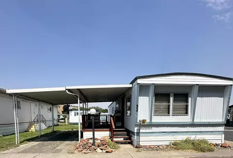 200 D St #32, Madras, OR 97741