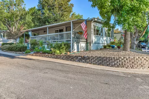1055 N 5th St #153, Jacksonville, OR 97530