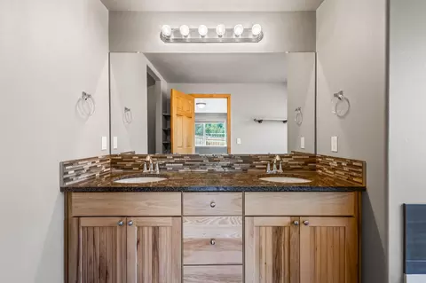 Bath - 16568 Beaver Dr, Bend, OR 97707 photo 2 of 3