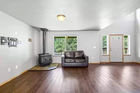 Living - 16568 Beaver Dr, Bend, OR 97707 photo 2 of 7