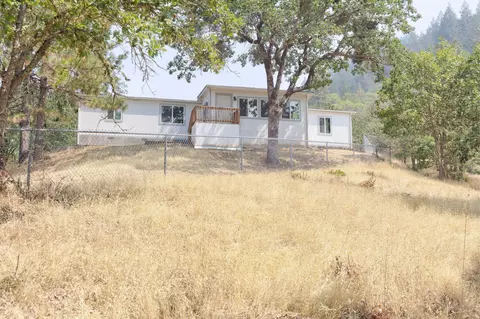 550 Triller Ln, Grants Pass, OR 97527