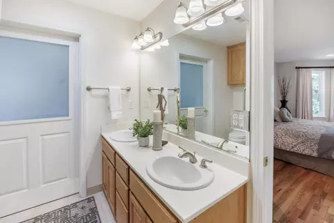 Bath - 124 Walnut Pl, Phoenix, OR 97535 photo 1 of 4