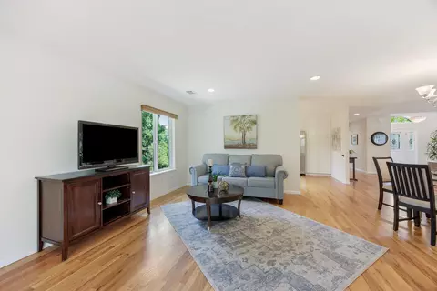 Living - 124 Walnut Pl, Phoenix, OR 97535 photo 2 of 2