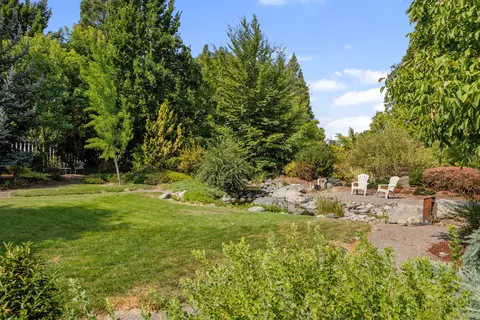 Exterior - 124 Walnut Pl, Phoenix, OR 97535 photo 2 of 26