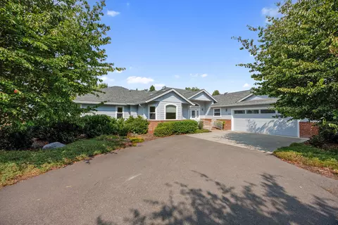 Exterior - 124 Walnut Pl, Phoenix, OR 97535 photo 5 of 26