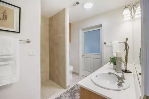 Bath - 124 Walnut Pl, Phoenix, OR 97535 photo 2 of 4