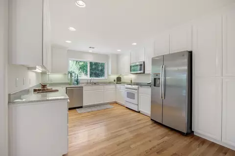 Kitchen - 124 Walnut Pl, Phoenix, OR 97535 photo 3 of 4