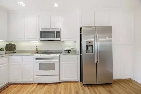 Kitchen - 124 Walnut Pl, Phoenix, OR 97535 photo 4 of 4