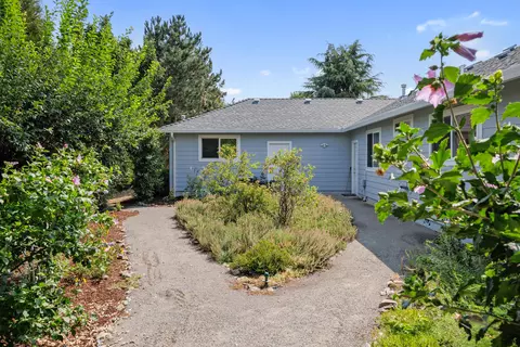 Exterior - 124 Walnut Pl, Phoenix, OR 97535 photo 14 of 26