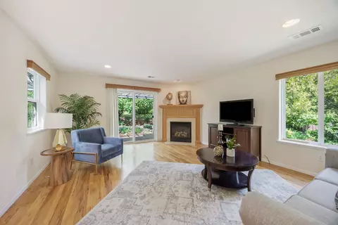 Living - 124 Walnut Pl, Phoenix, OR 97535 photo 1 of 2