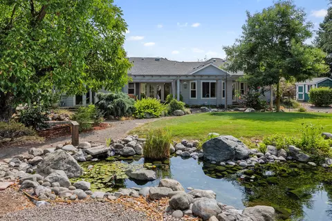 124 Walnut Pl, Phoenix, OR 97535