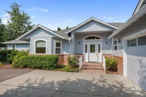 Exterior - 124 Walnut Pl, Phoenix, OR 97535 photo 4 of 26