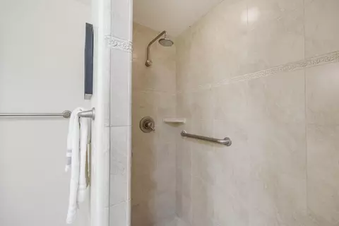 Bath - 124 Walnut Pl, Phoenix, OR 97535 photo 3 of 4