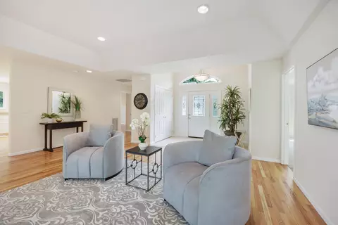 Entry Way - 124 Walnut Pl, Phoenix, OR 97535 photo 1 of 2