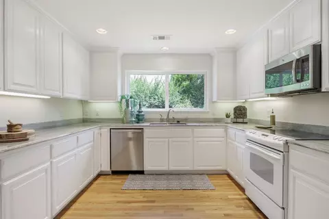 Kitchen - 124 Walnut Pl, Phoenix, OR 97535 photo 1 of 4
