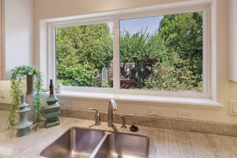 Kitchen - 124 Walnut Pl, Phoenix, OR 97535 photo 2 of 4