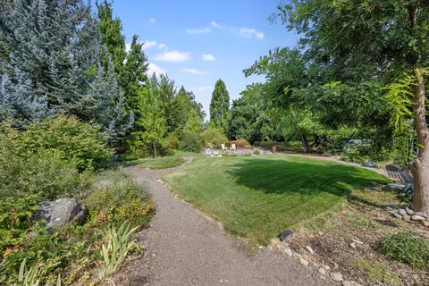 Exterior - 124 Walnut Pl, Phoenix, OR 97535 photo 16 of 26