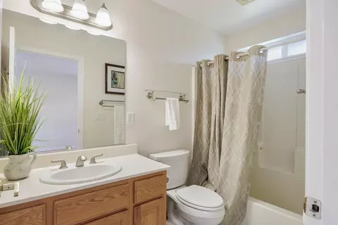 Bath - 124 Walnut Pl, Phoenix, OR 97535 photo 4 of 4