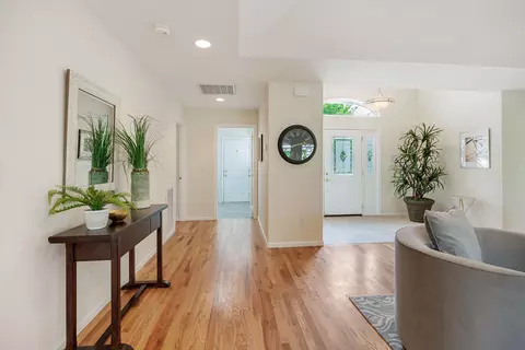 Entry Way - 124 Walnut Pl, Phoenix, OR 97535 photo 2 of 2