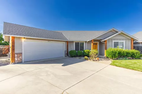 2014 SW Otis Ln, Grants Pass, OR 97527